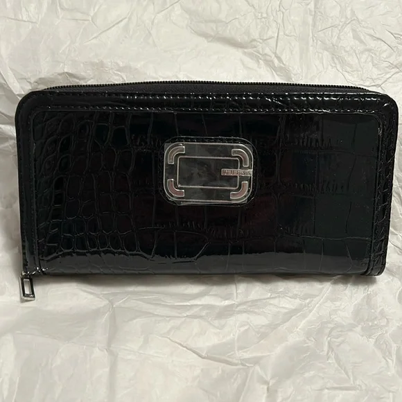 Guess Wallet - Picture 1 of 3